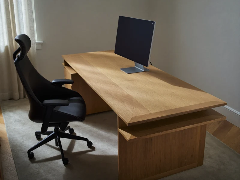 Birou luminos de acasă cu blat de stejar, scaun ergonomic și monitor oprit